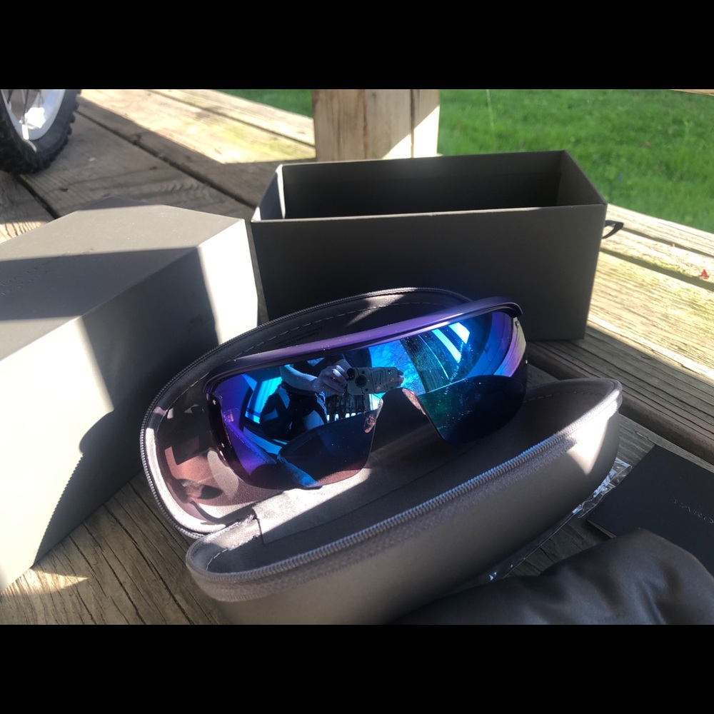 Designer sunglasses. - Picture 3 of 8